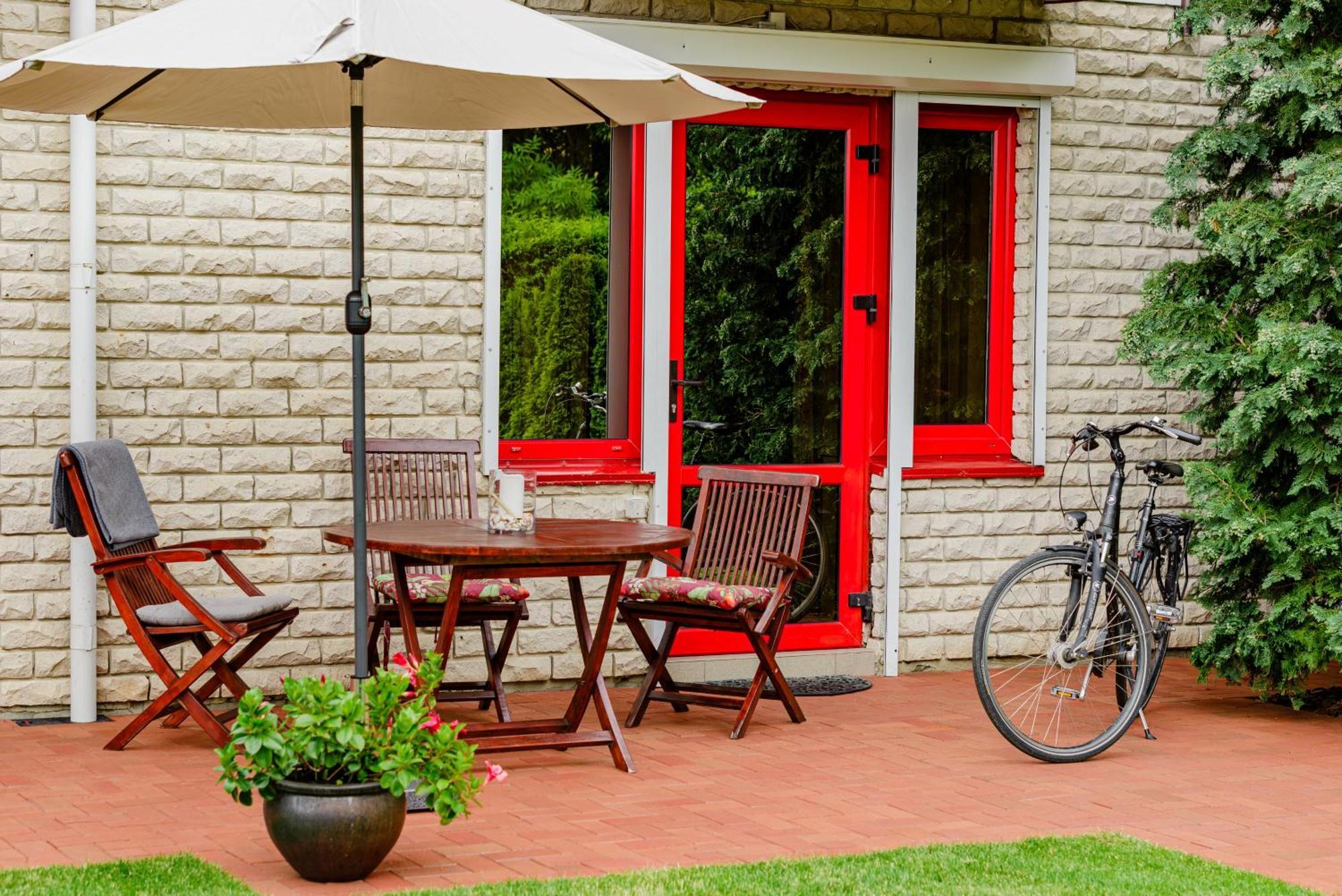 Family Inn Cottage With Terrace Паланга Екстер'єр фото